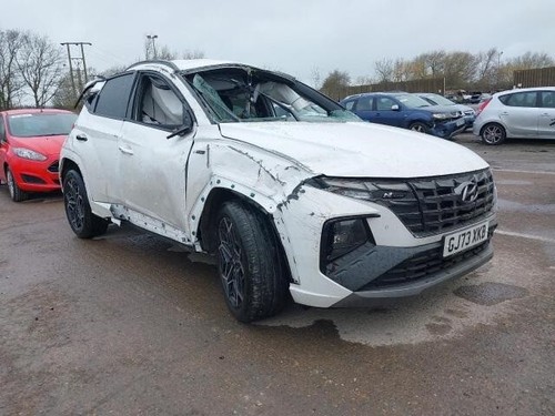 Eine mutter hyundai tucson - mutter,